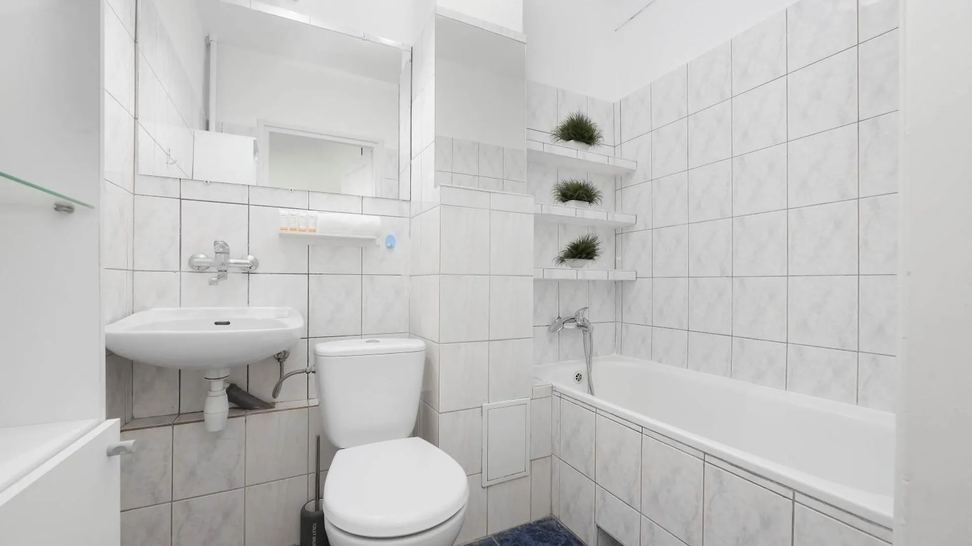 Walowa Apartment With Balcony Warsaw Downtown By Noclegi Renters 0*,